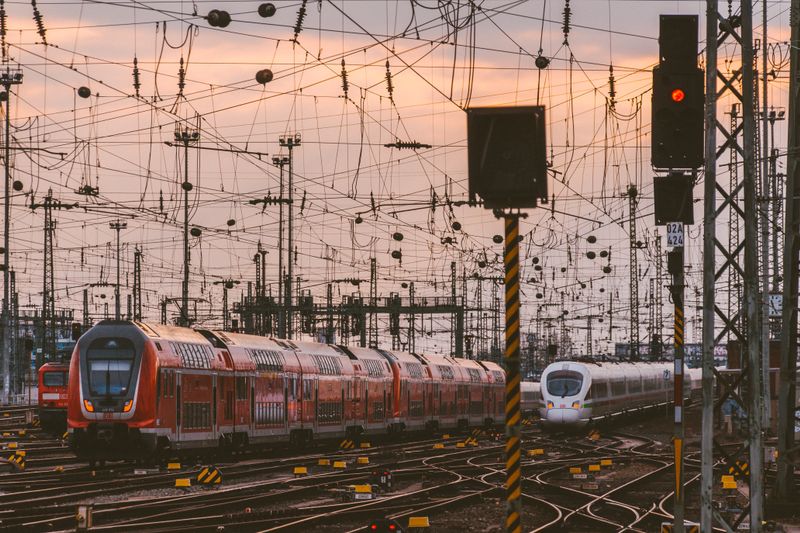 SUG w obiektach kolejowych - jak chronić infrastrukturę torową i dworcową przed pożarem?